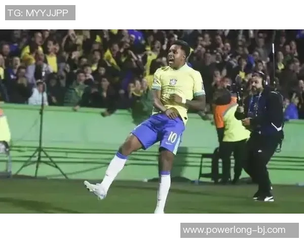 足球明星左脚大力射门展现惊人技巧与力量引发球迷热烈追捧